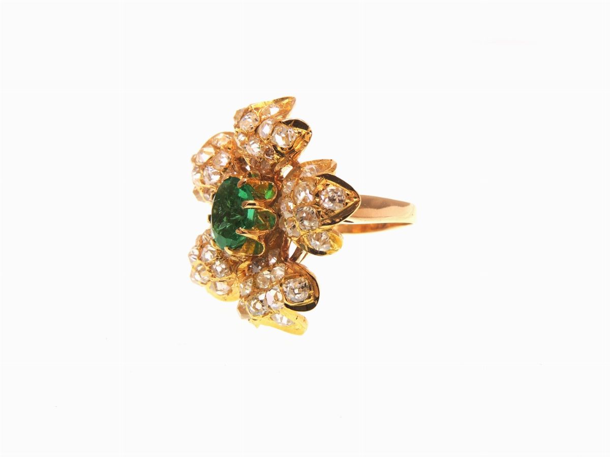 Anello in Oro Giallo con Diamanti e Smeraldo