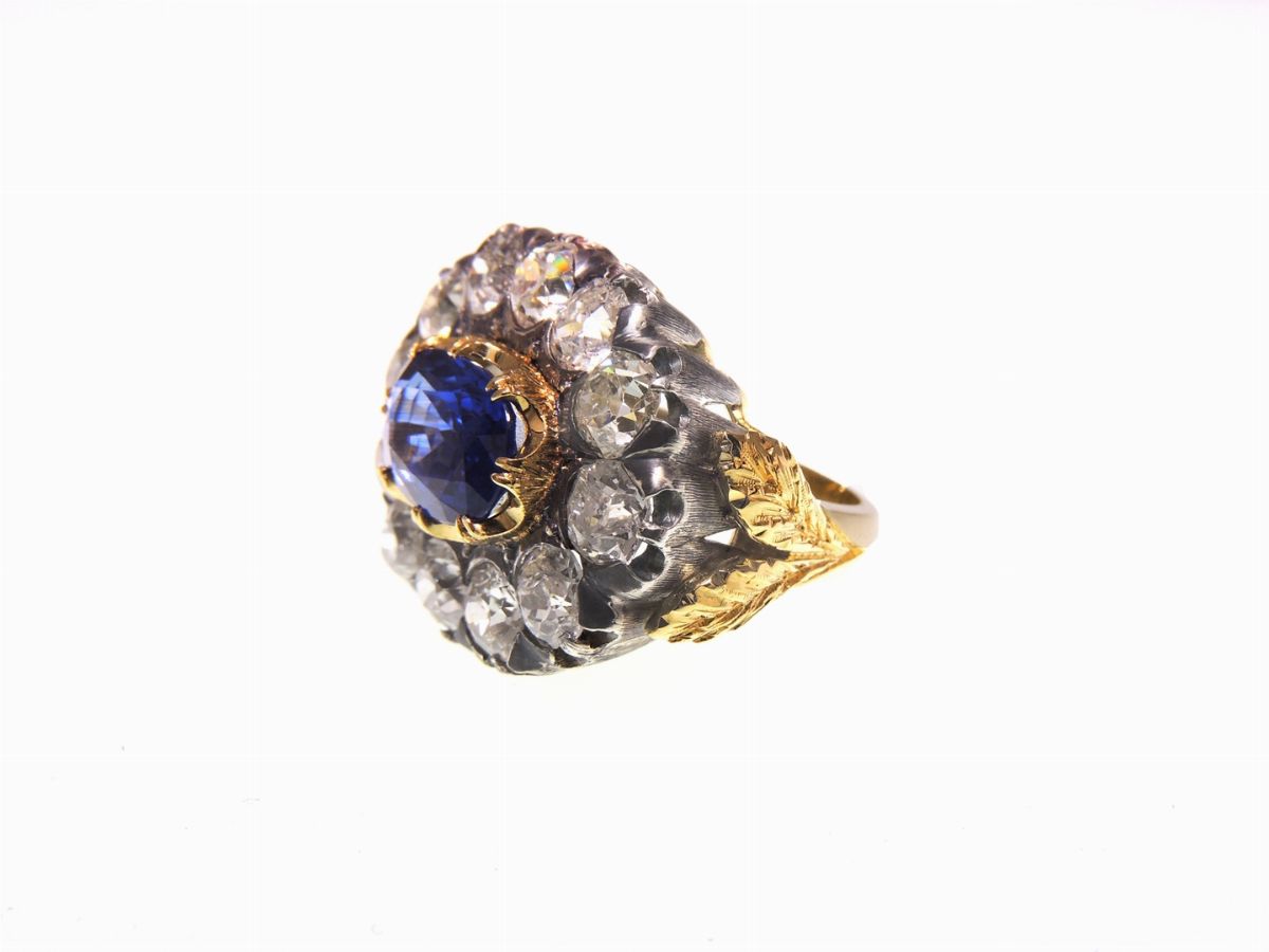 Anello a Margherita in Oro Giallo e Argento con Diamanti e Zaffiro