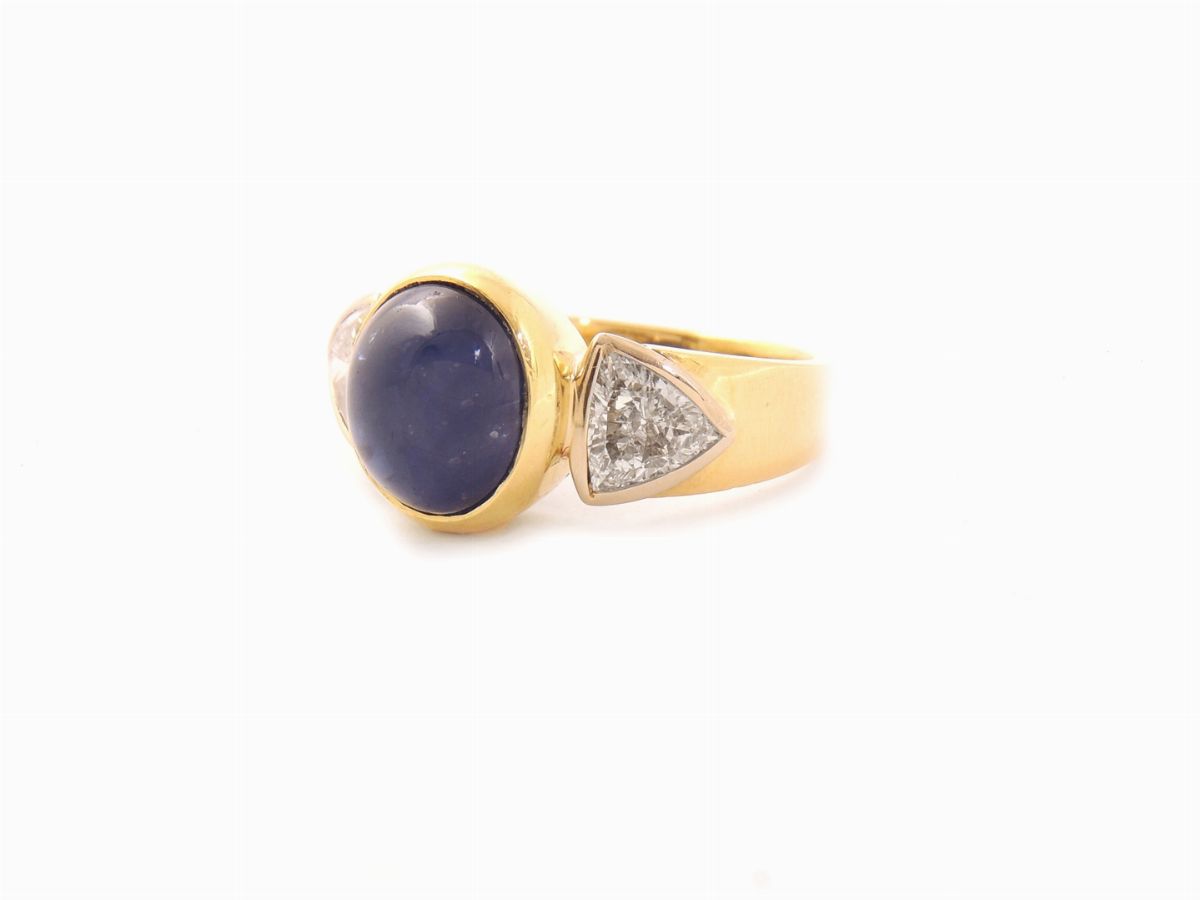 Anello in Oro Giallo con Diamanti e Zaffiro