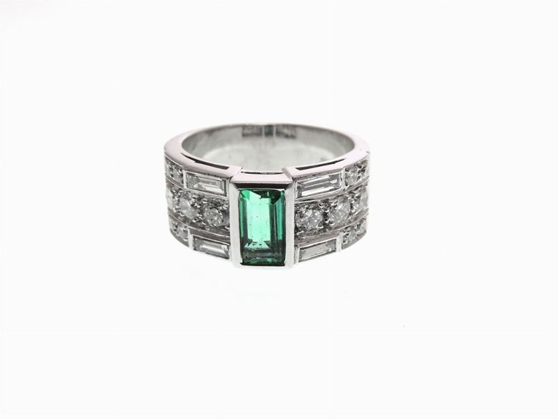 Anello a Fascia in Oro Bianco con Diamanti e Smeraldo