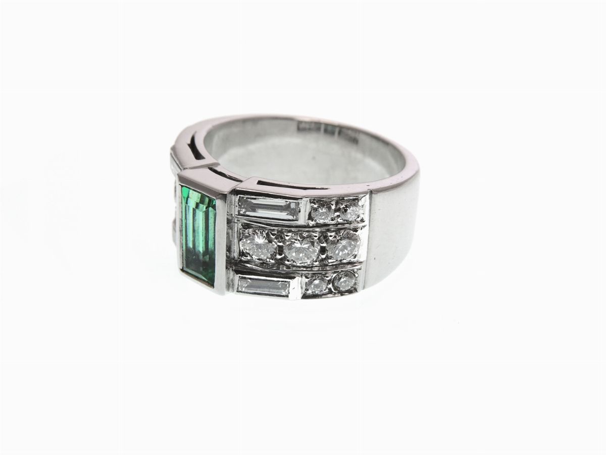 Anello a Fascia in Oro Bianco con Diamanti e Smeraldo
