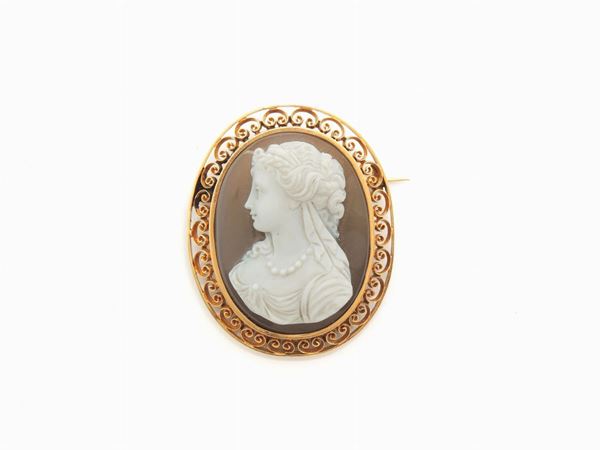Low alloy yellow gold brooch with agate cameo
