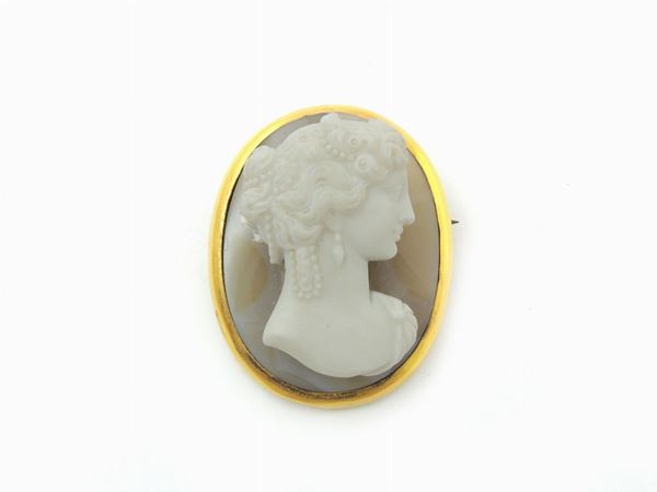 Yellow gold brooch with cameo