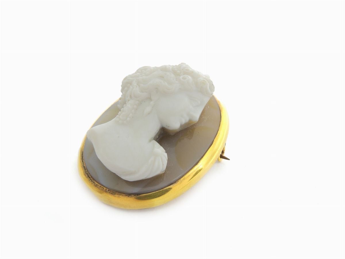 Spilla in Oro Giallo con Cammeo