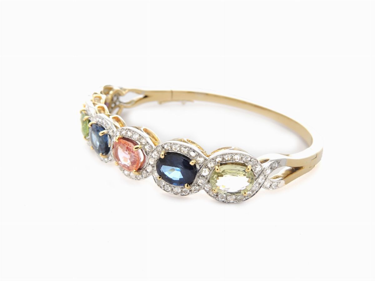 Bracciale Rigido in Oro Giallo e Bianco con Diamanti e Zaffiri Multicolori