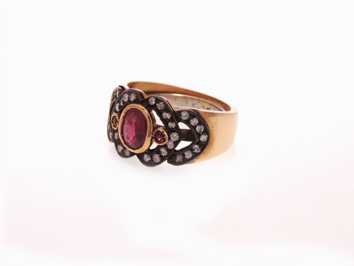 Anello a Fascia in Oro Giallo e Argento con Diamanti e Rubino