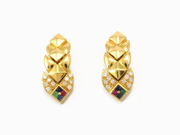 Orecchini pendenti in oro giallo, diamanti, rubini, zaffiri e smeraldi