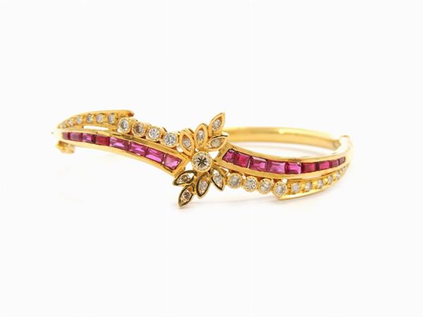 Yellow gold bangle with diamonds and rubies