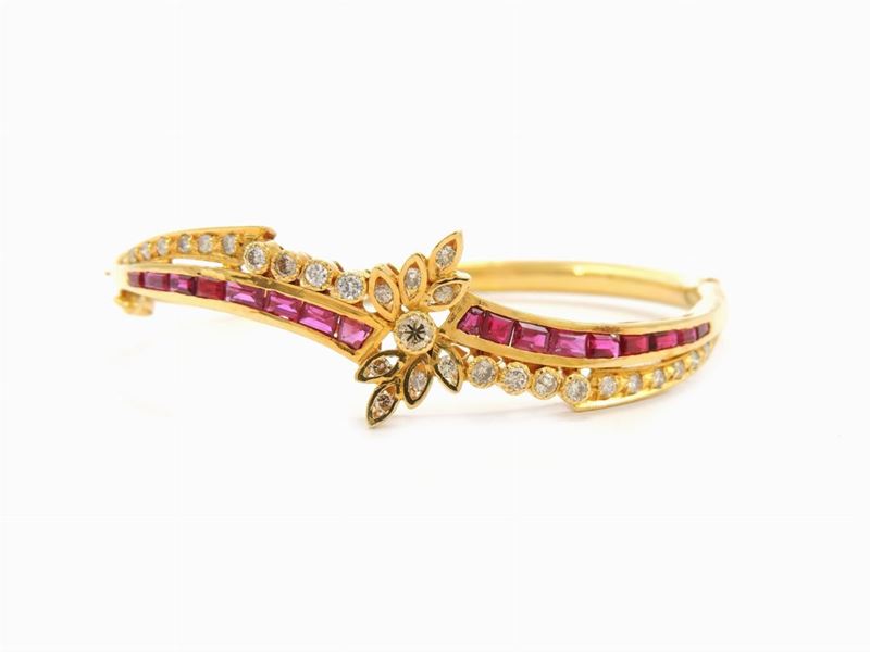 Bracciale Rigido in Oro Giallo, Diamanti e Rubini