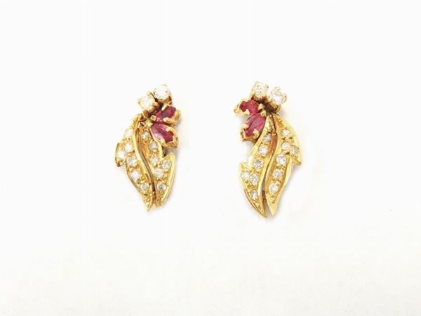 Yellow gold earrings with diamonds and rubies