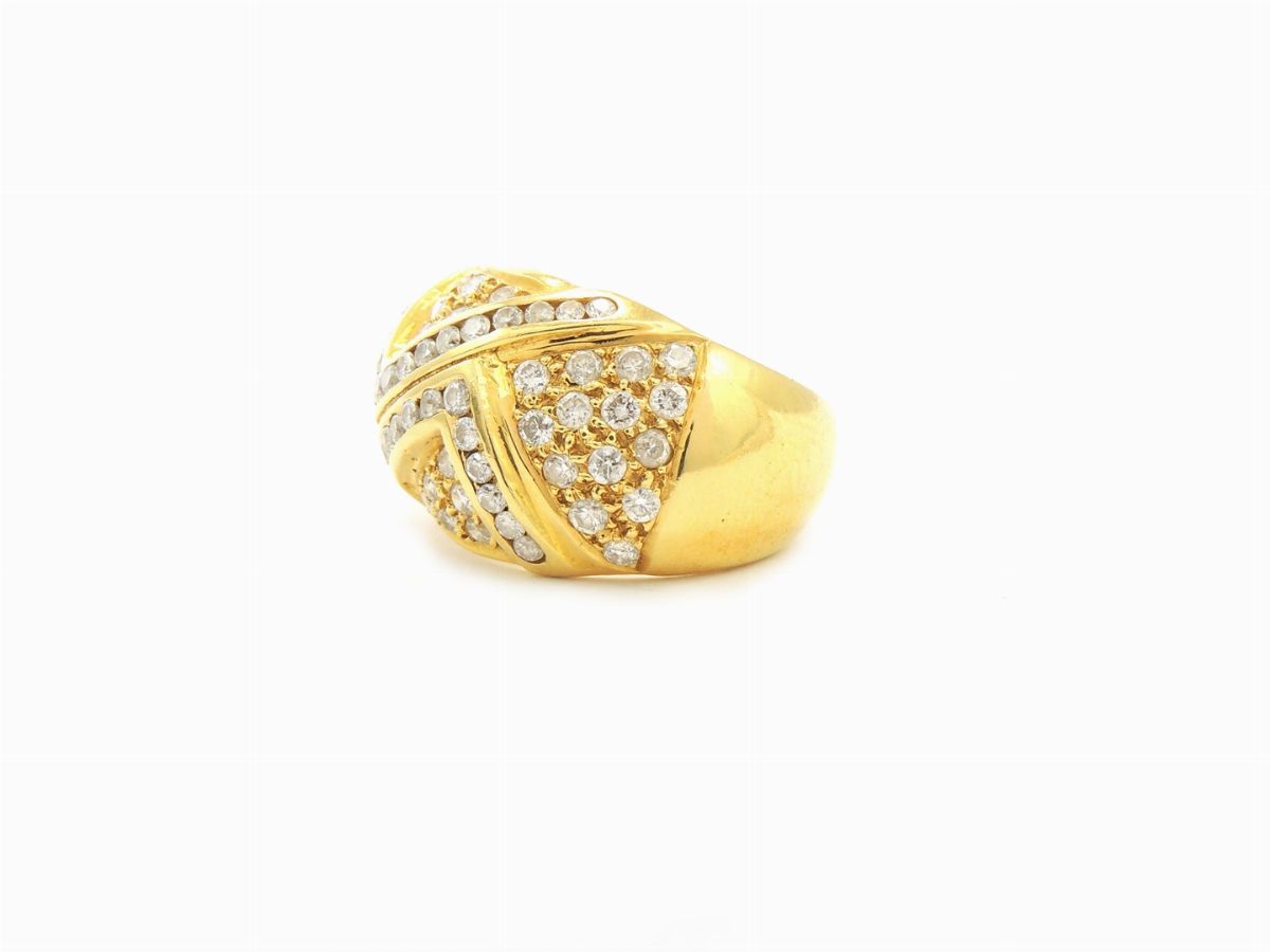 Anello a Fascia Bombata in Oro Giallo e Diamanti