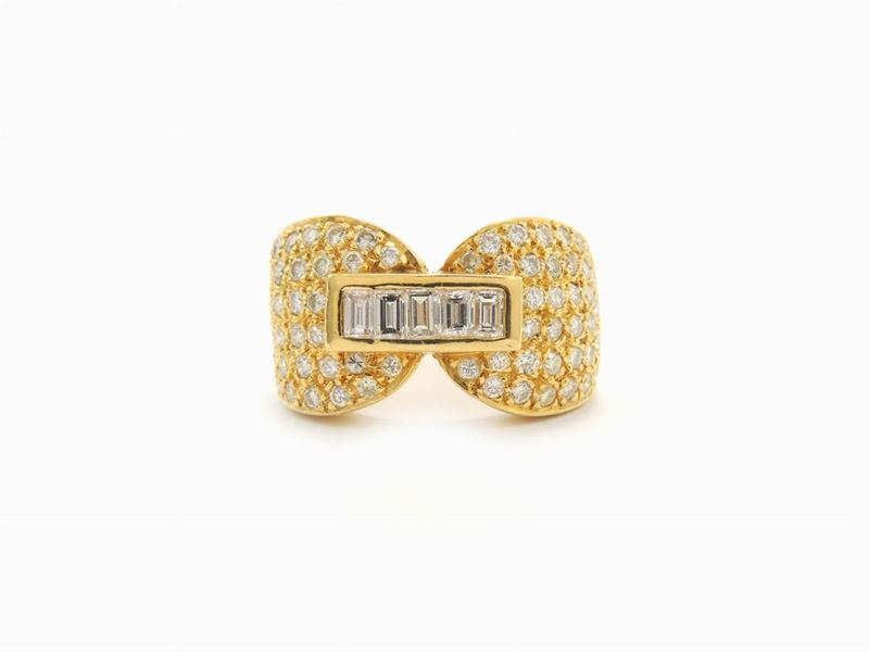 Anello in Oro Giallo con Diamanti