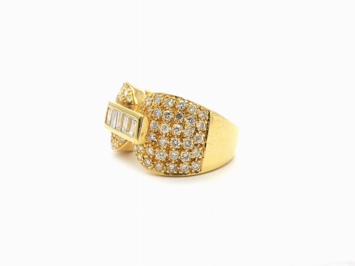 Anello in Oro Giallo con Diamanti