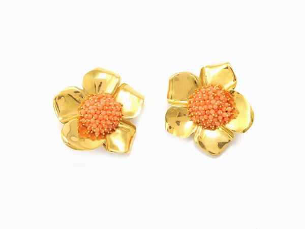 Yellow gold earrings with orange corals