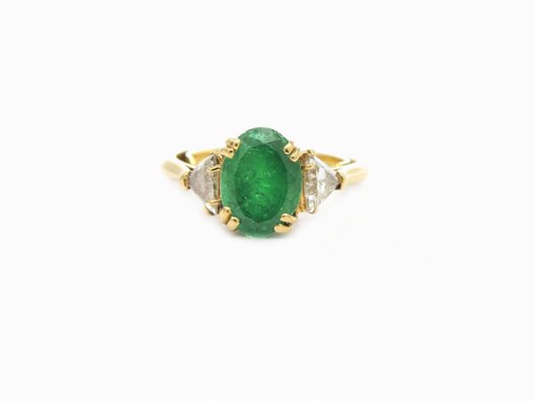 Yellow gold ring with diamonds and emerald