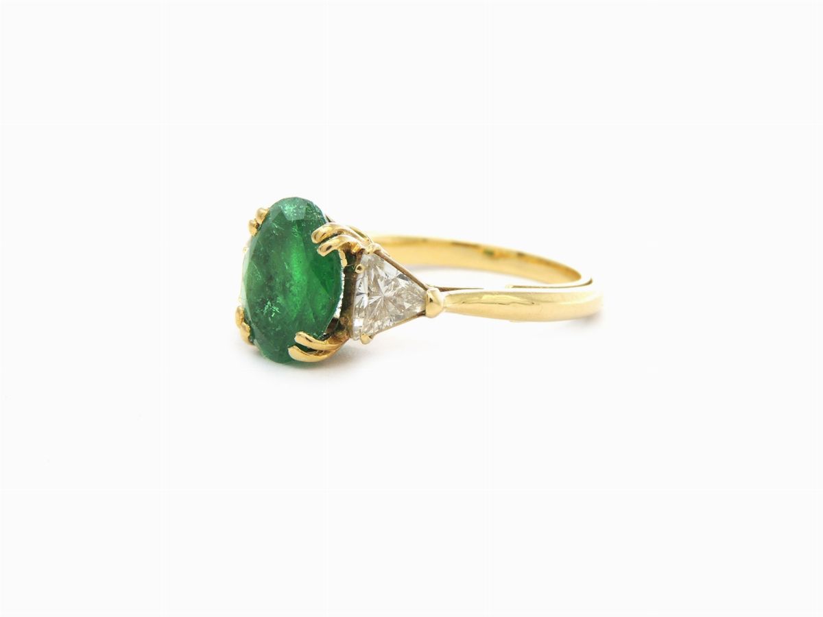 Anello in Oro Giallo con Diamanti e Smeraldo