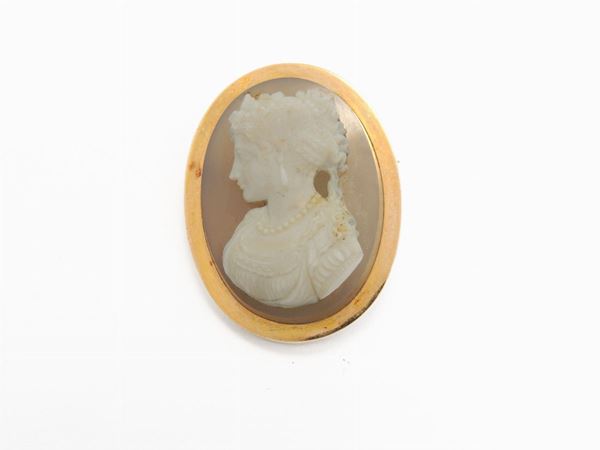 Pink gold brooch with agate cameo