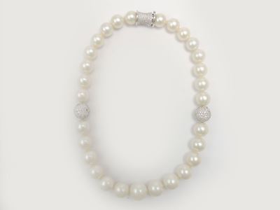 Demi Parure Collana e Orecchini in Oro Bianco, Diamanti e Perle South Sea