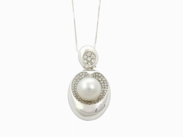 White gold small chain and pendant with diamonds and South Sea pearl