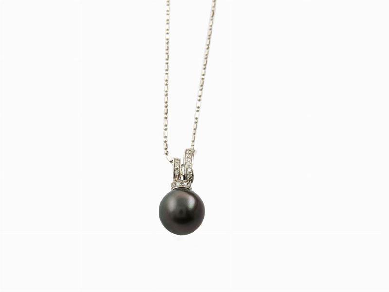 Catenina e Pendente in Oro Bianco con Diamanti e Perla Coltivata Tahiti