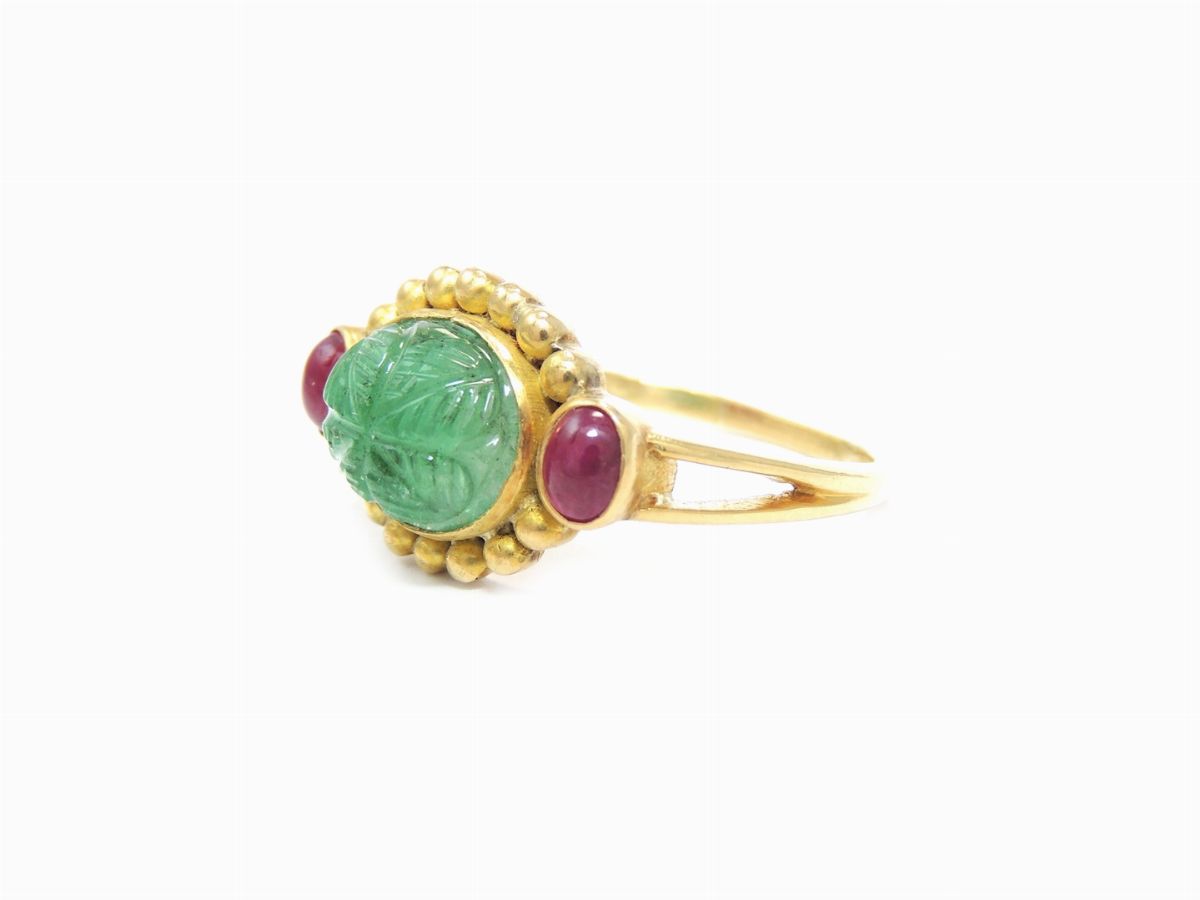 Anello in Oro Giallo con Smeraldo e Rubini