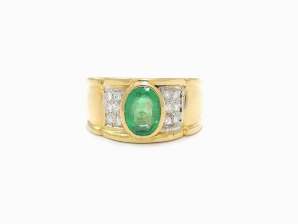 Yellow gold ring with diamonds and emerald