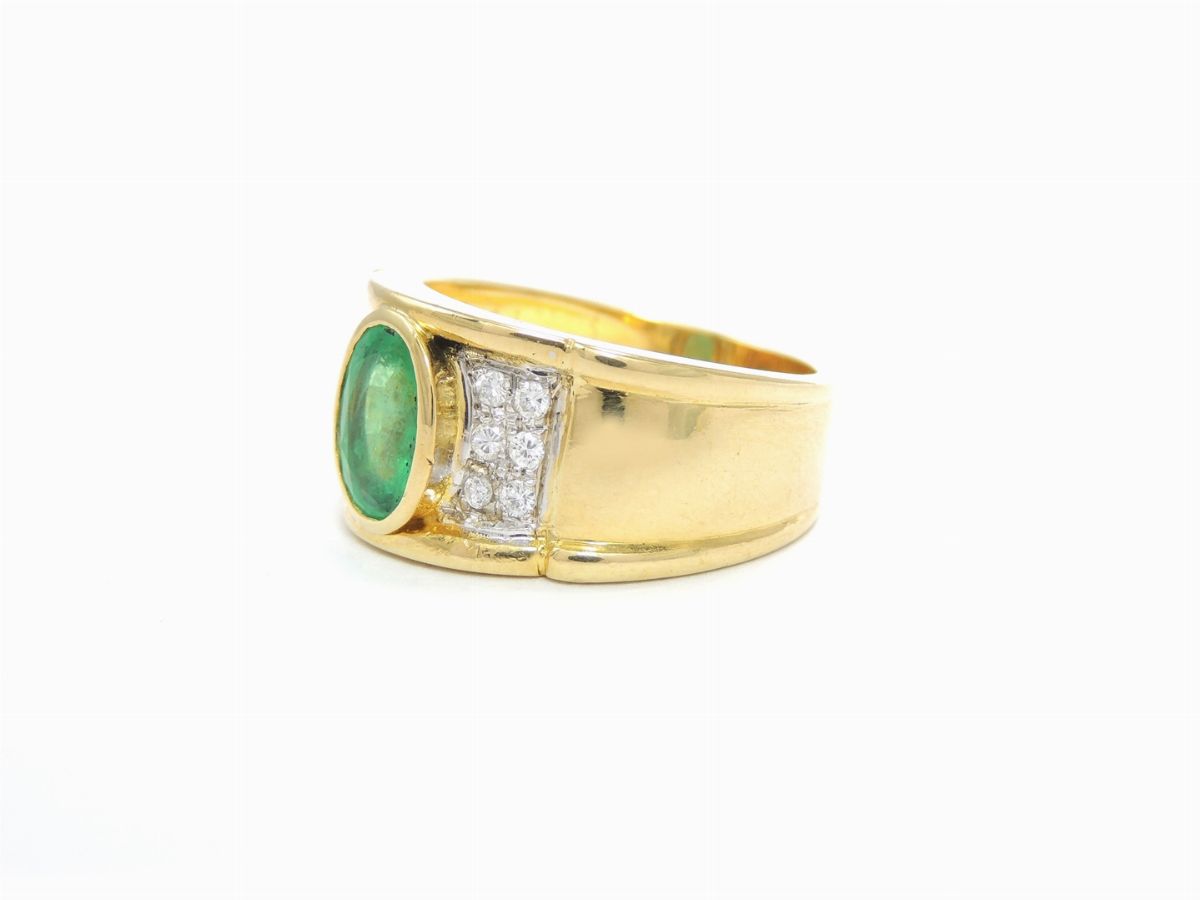 Anello in Oro Giallo con Diamanti e Smeraldo