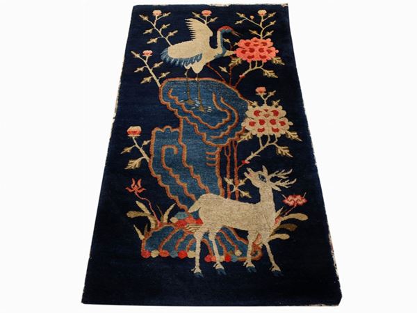 Piccolo tappeto cinese di vecchia manifattura  - Asta Arredi e Dipinti da un appartamento milanese - Maison Bibelot - Casa d'Aste Firenze - Milano