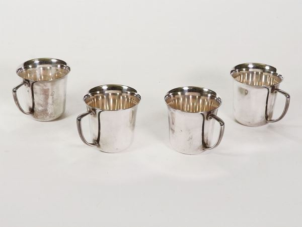 Serie di quattro tazze in metallo argentato  - Asta Complementi d'arredo, argenteria, dipinti antichi e curiosità - Maison Bibelot - Casa d'Aste Firenze - Milano