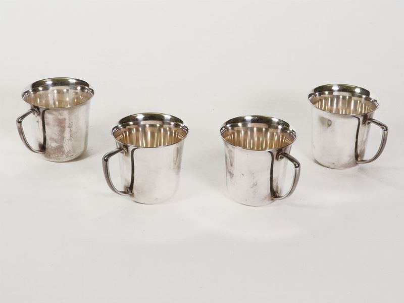 Serie di Quattro Tazze in Metallo Argentato
