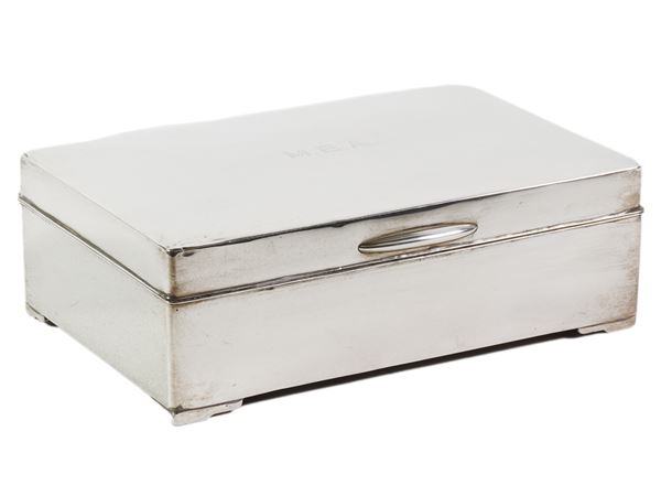 A Suzuyo sterling silver cigarettes box
