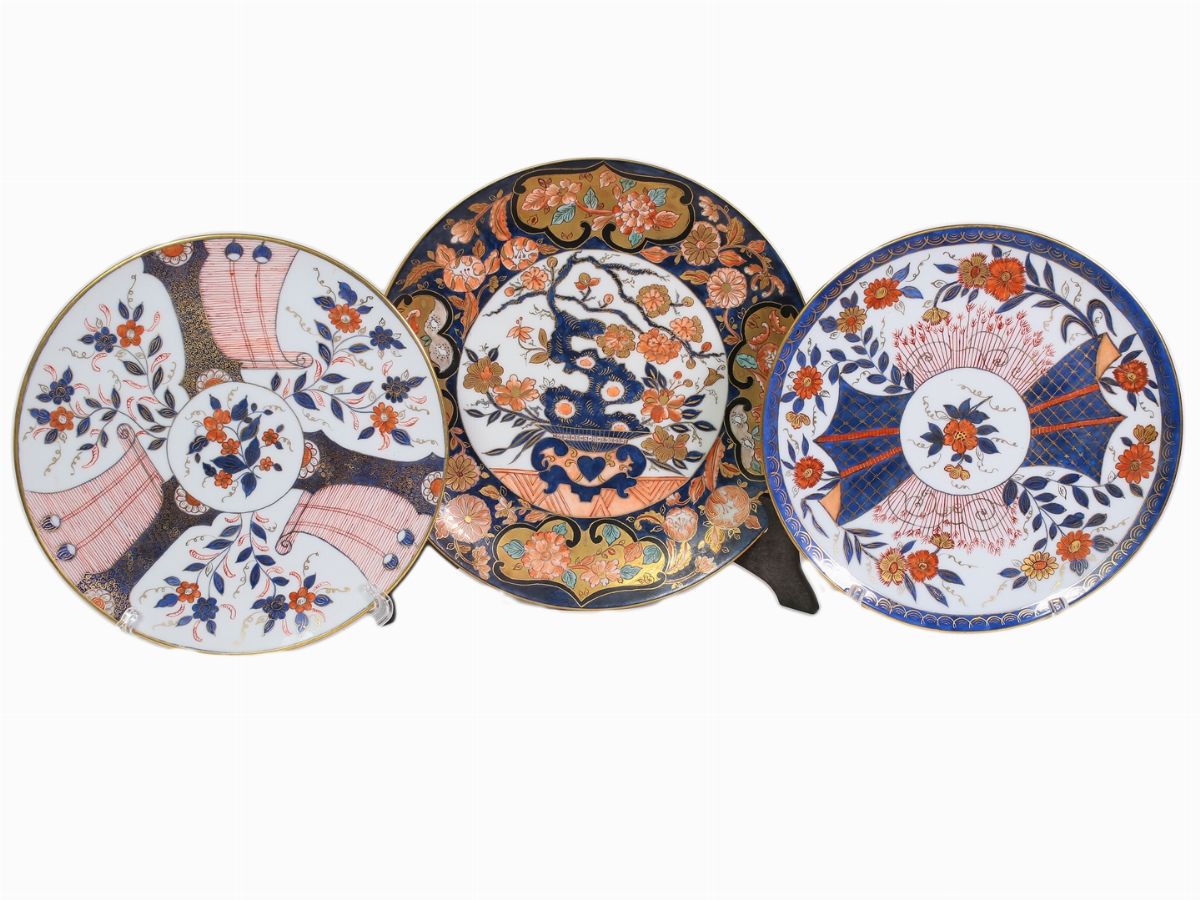 Cinque Piatti in Porcellana e Ceramica