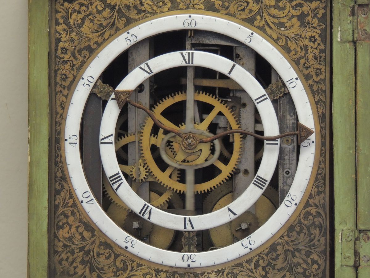 Orologio a Torre in Legno Laccato Verde Salvia