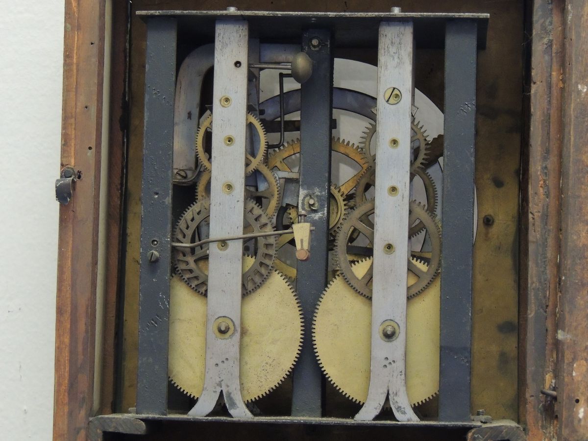 Orologio a Torre in Legno Laccato Verde Salvia