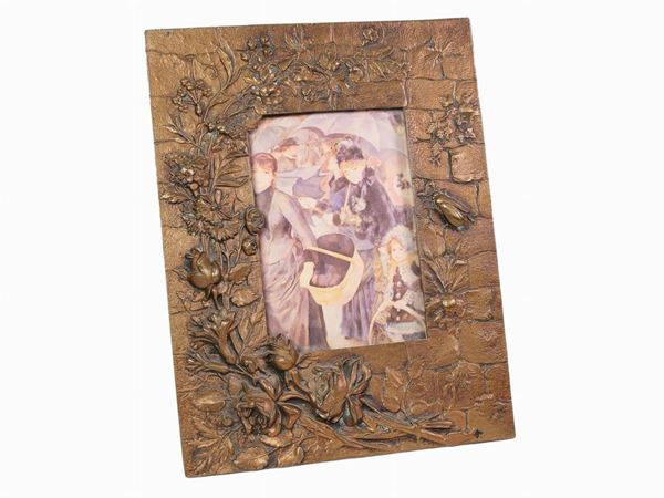 An Art Nouveau brass photo frame  (beginnings of 20th century)  - Auction Furniture and paintings from a milanese apartment - Maison Bibelot - Casa d'Aste Firenze - Milano