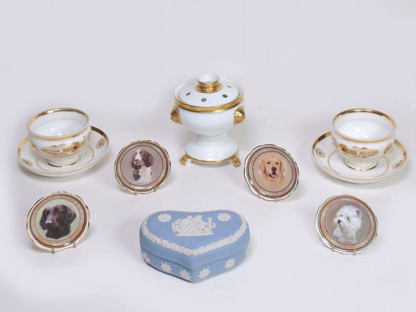 A porcelain curio lot items