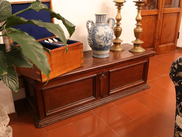 A walnut chest  (17th century)  - Auction The Collector's House - Villa of the Azaleas in Florence - I - I - Maison Bibelot - Casa d'Aste Firenze - Milano