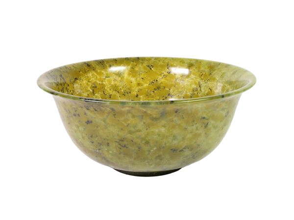 A nephrite bowl