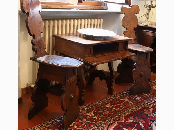A pair of walnut stools  (17th century)  - Auction The Collector's House - Villa of the Azaleas in Florence - I - I - Maison Bibelot - Casa d'Aste Firenze - Milano
