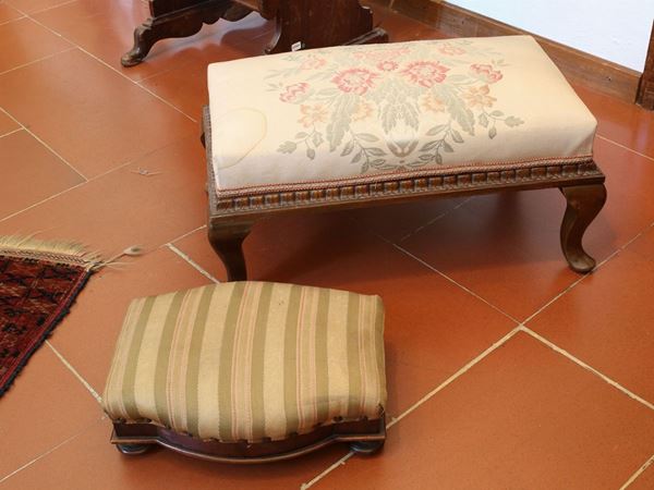 Two walnut footrests  - Auction The Collector's House - Villa of the Azaleas in Florence - II - II - Maison Bibelot - Casa d'Aste Firenze - Milano
