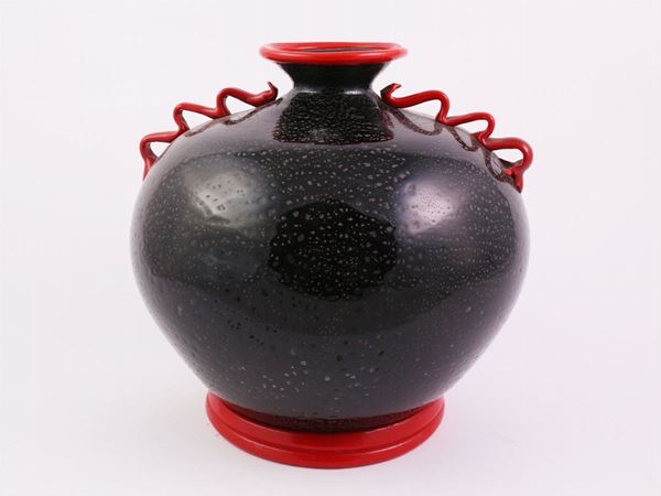 Black blown glass vase with red snake-shaped handle, attributed to Napoleone Martinuzzi