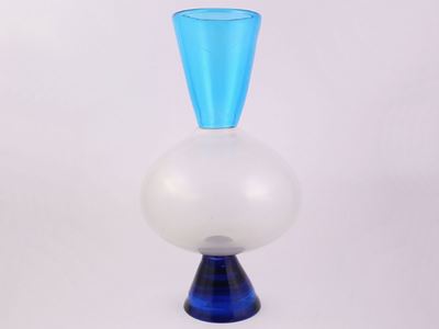 Un Vaso in Vetro a Tre Colori