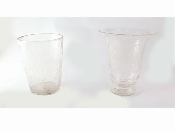 Due vasi in vetro molato e inciso