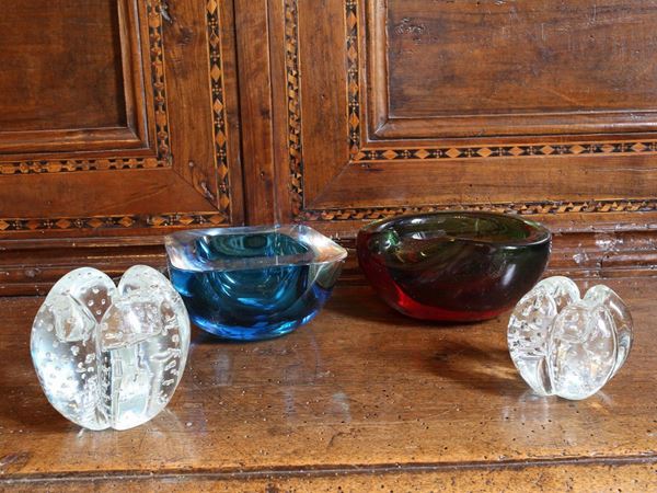 A lot made up by four ashtrays in submerged and bubbled glass  (Murano, 1950 circa)  - Auction The Collector's House - Villa of the Azaleas in Florence - III - III - Maison Bibelot - Casa d'Aste Firenze - Milano