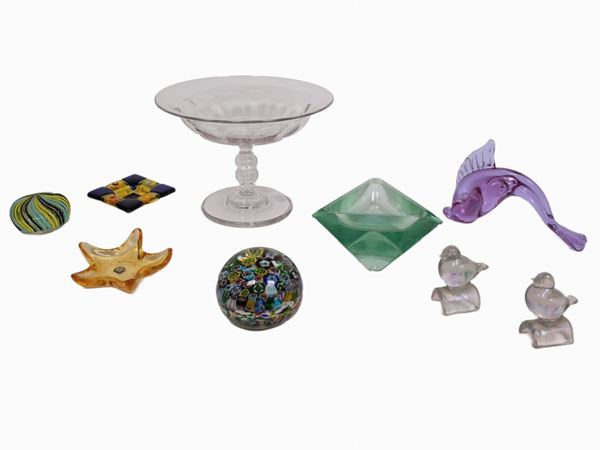 Nove oggetti in vetro e cristallo