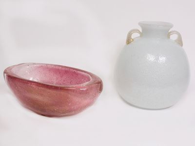 Un Vaso in Vetro con Manici e una Ciotola Rosa