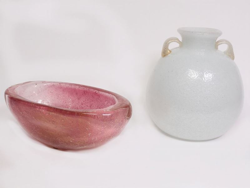 Un Vaso in Vetro con Manici e una Ciotola Rosa