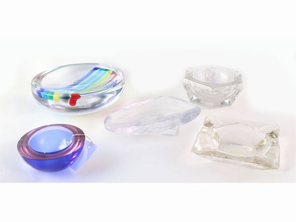 One Costa Boda glass ashtray, a Murano glass ashtray signed "Manfredi" and three others ashtrays.  (Europe, 20th century)  - Auction The Collector's House - Villa of the Azaleas in Florence - III - III - Maison Bibelot - Casa d'Aste Firenze - Milano