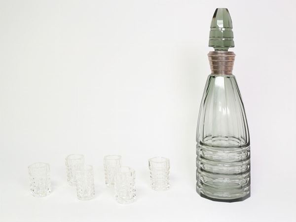 Una bottiglia e sei bicchieri in cristallo
