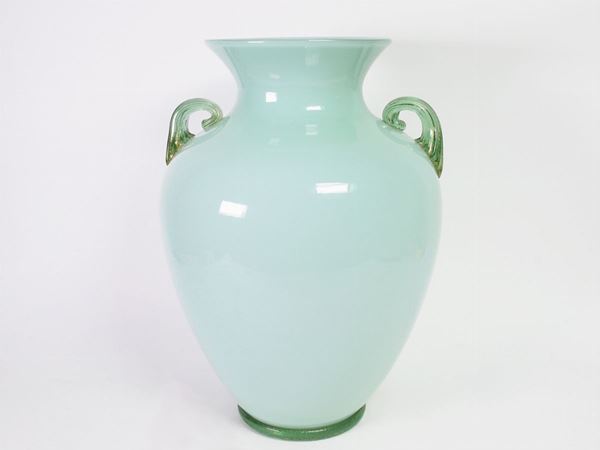 Flavio Poli attribuito : A green incamiciato glass vase with transparent green glass small handles and foot with golden leaf  (Murano, 1940)  - Auction The Collector's House - Villa of the Azaleas in Florence - III - III - Maison Bibelot - Casa d'Aste Firenze - Milano